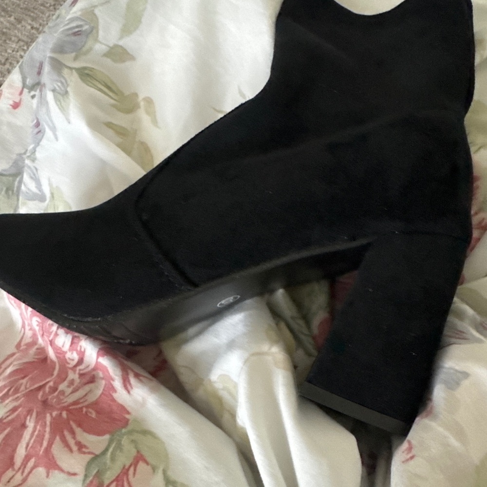 I’m selling these heel boots brand new never worn
